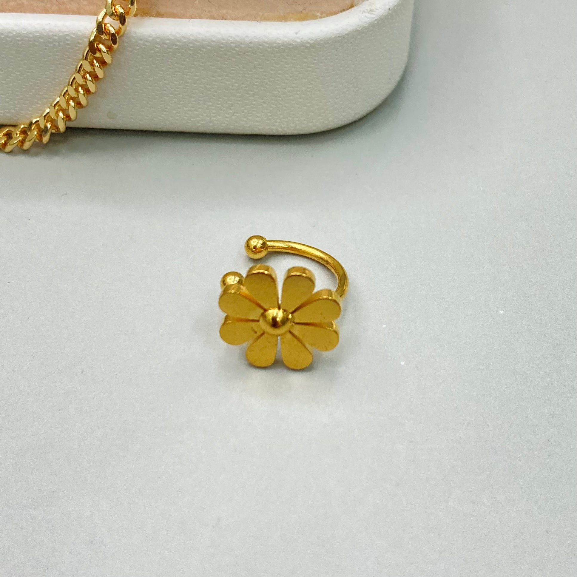 EAR CUFF DAISY DORADA| BAÑO DE ORO 18K