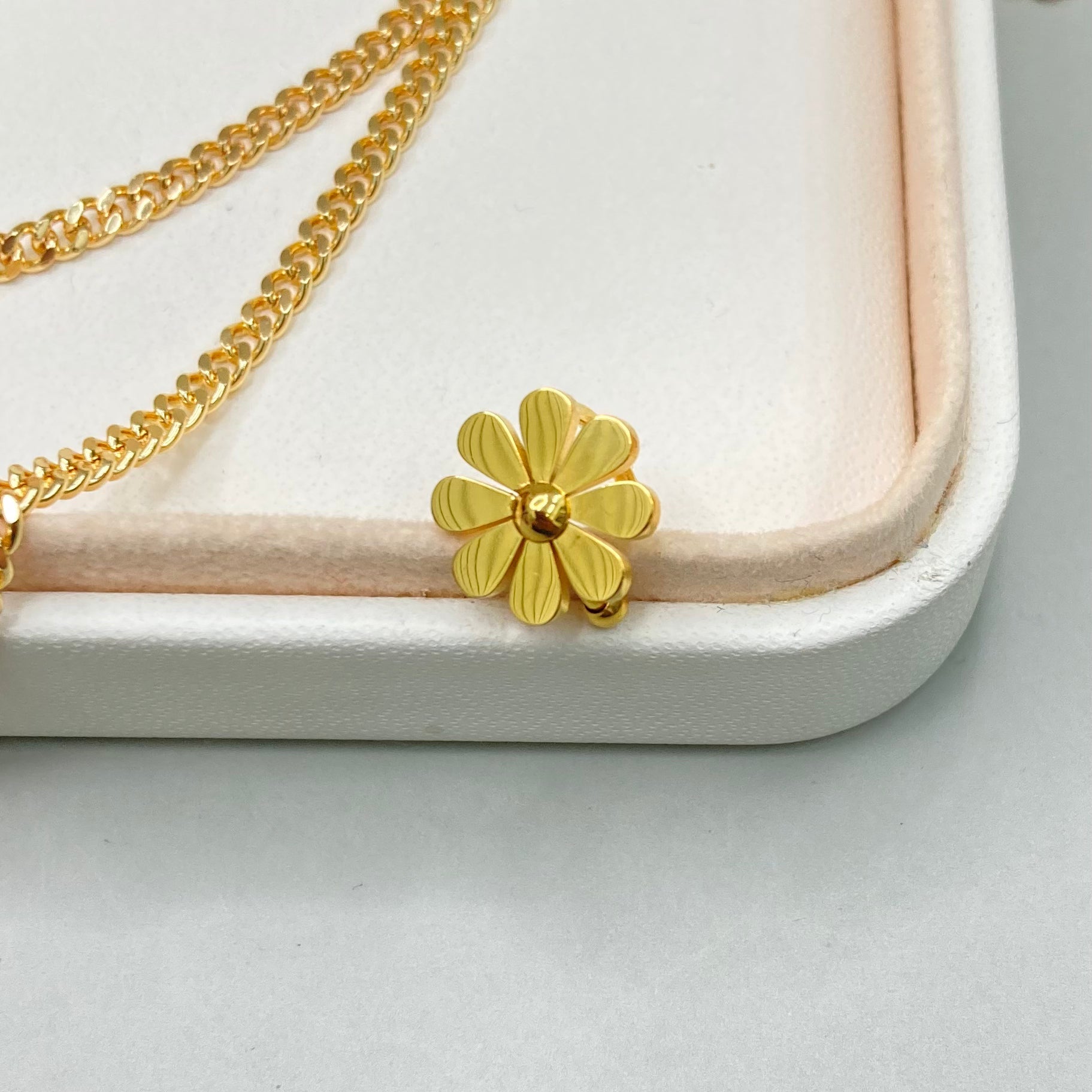 EAR CUFF DAISY DORADA| BAÑO DE ORO 18K