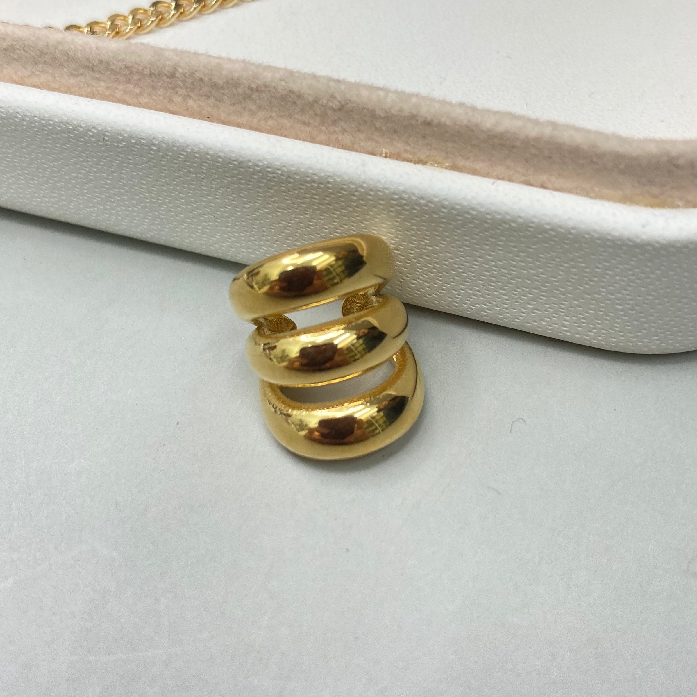 EAR CUFF TRES LINEAS DORADAS| BAÑO DE ORO 18K
