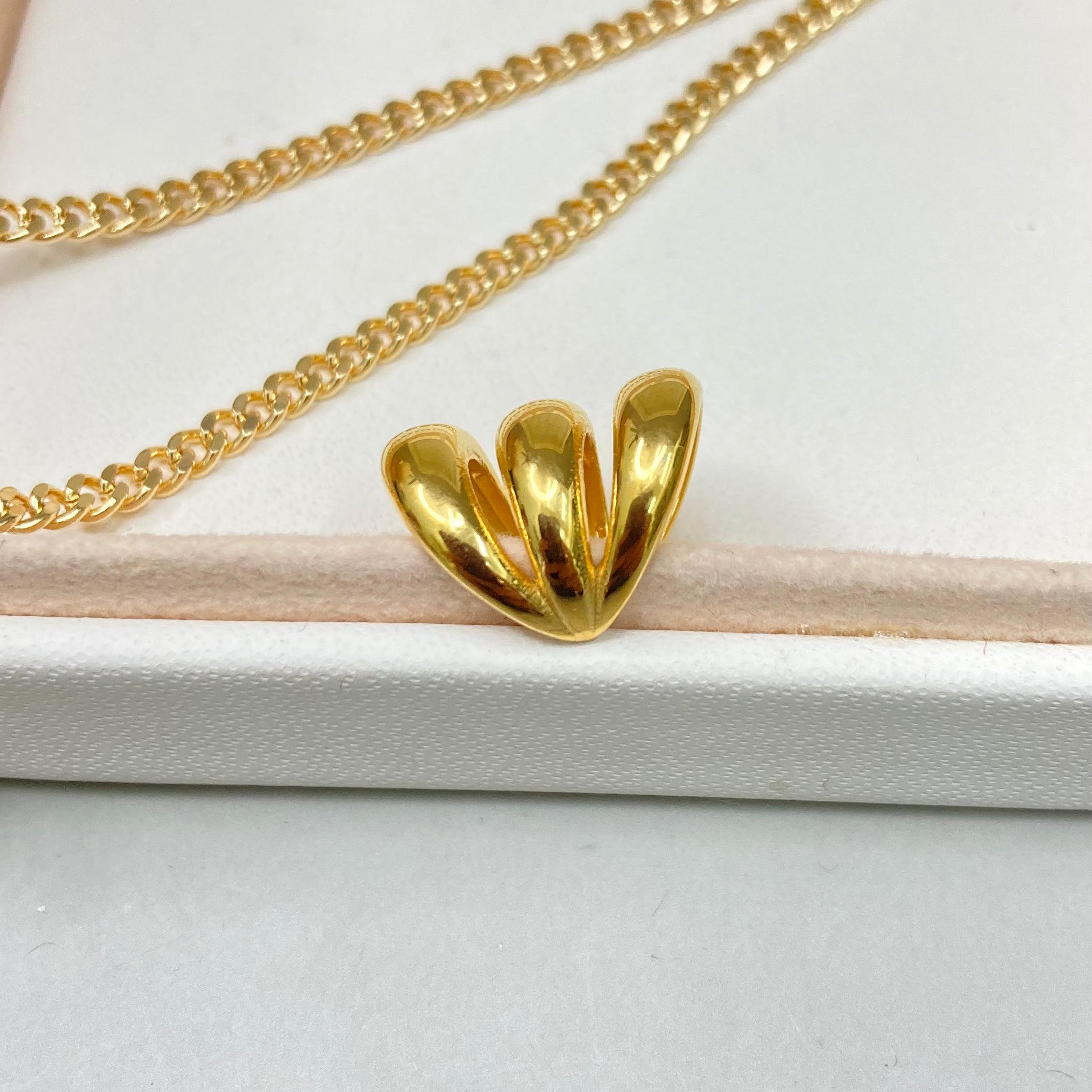 EAR CUFF TRES LINEAS DORADAS| BAÑO DE ORO 18K