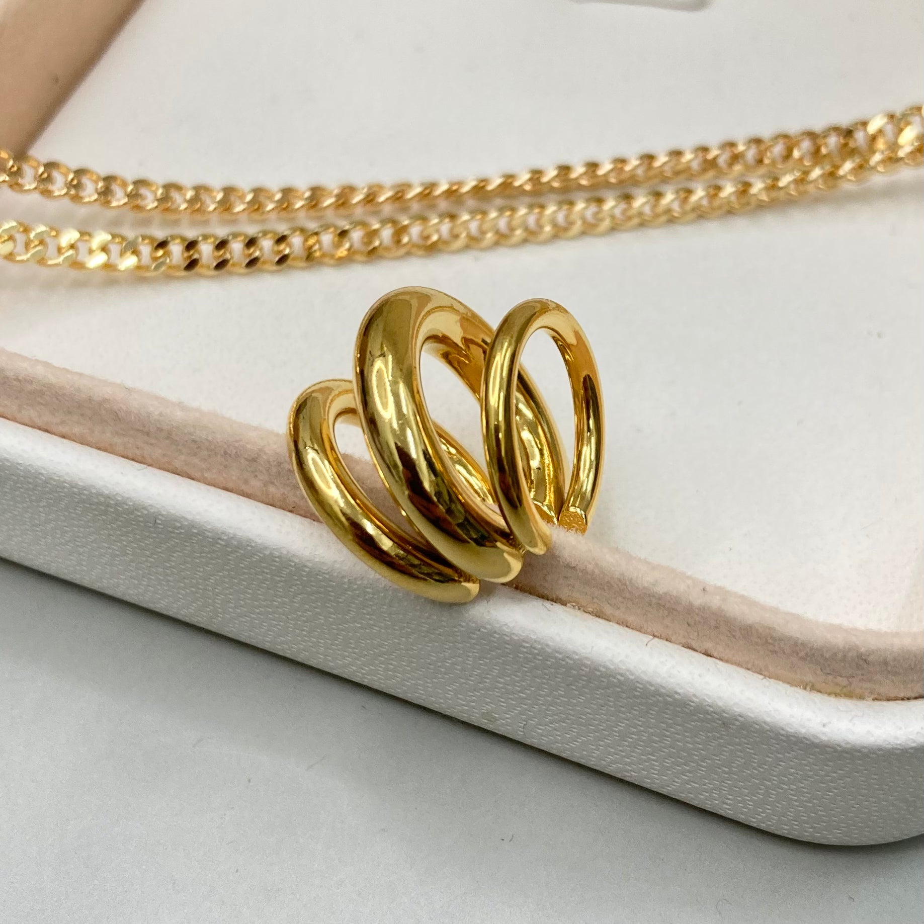 EAR CUFF TRES LINEAS ABIERTAS DORADAS| BAÑO DE ORO 18K
