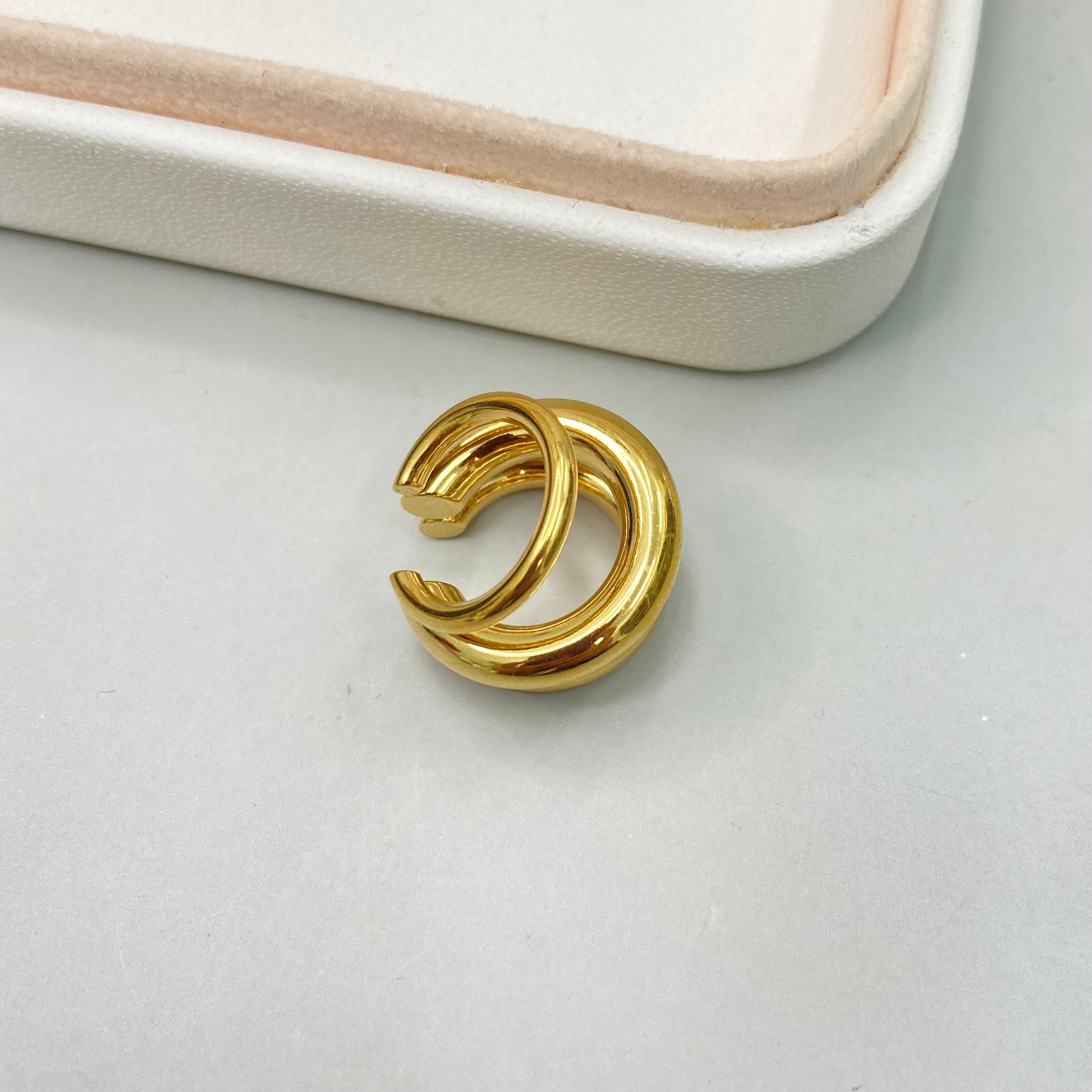 EAR CUFF TRES LINEAS ABIERTAS DORADAS| BAÑO DE ORO 18K