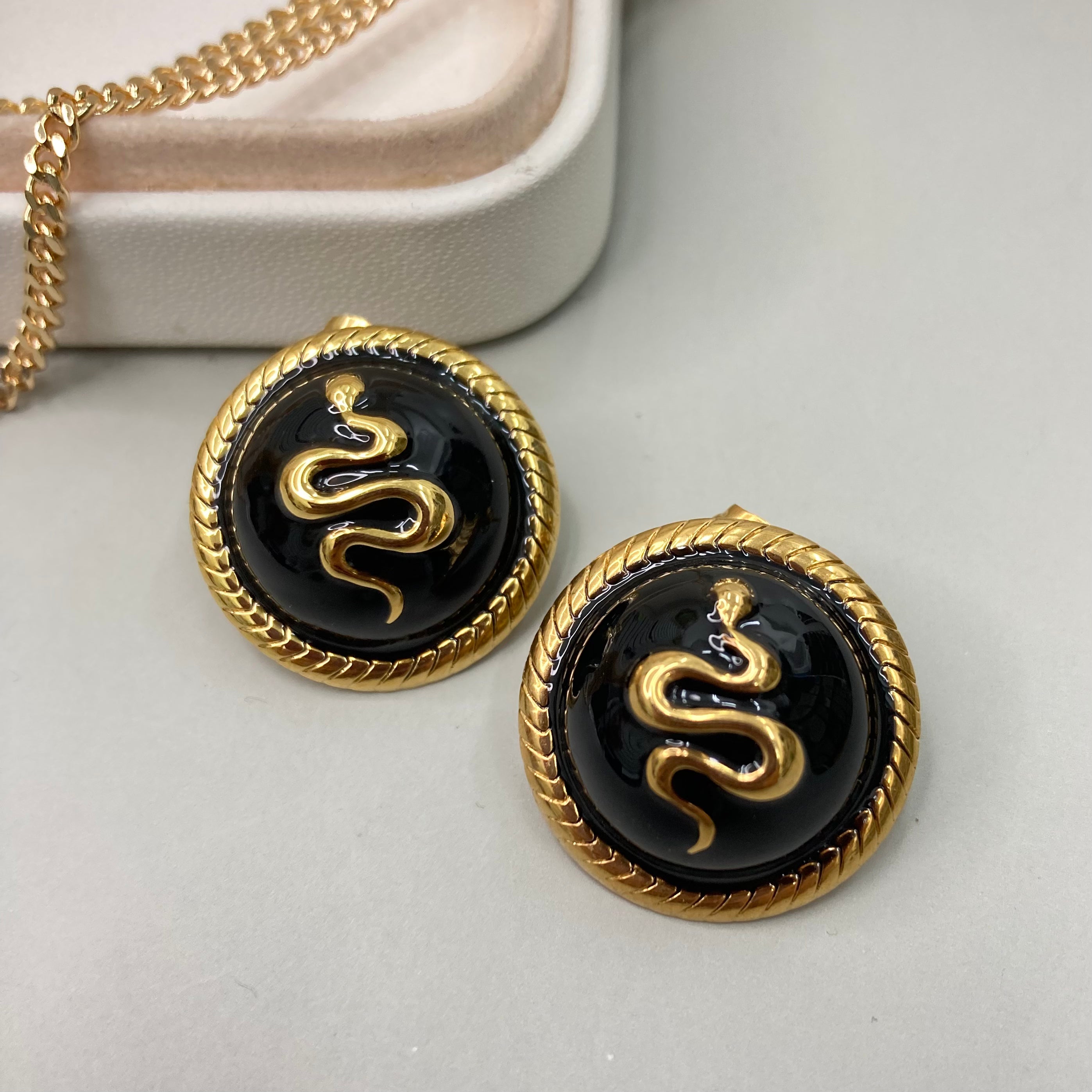 AROS | DISEÑO CIRCULAR CON SERPIENTE EN EL CENTRO