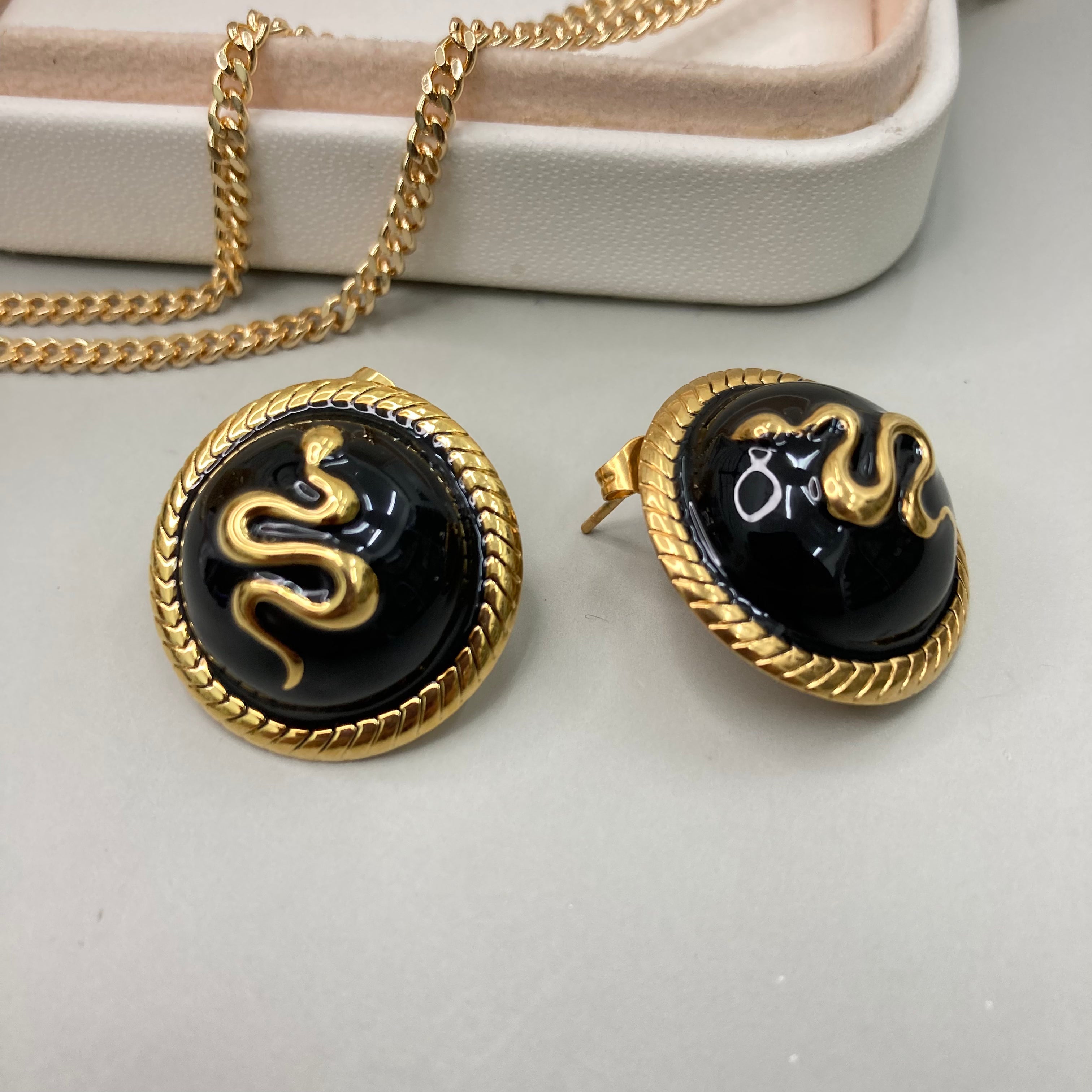 AROS | DISEÑO CIRCULAR CON SERPIENTE EN EL CENTRO