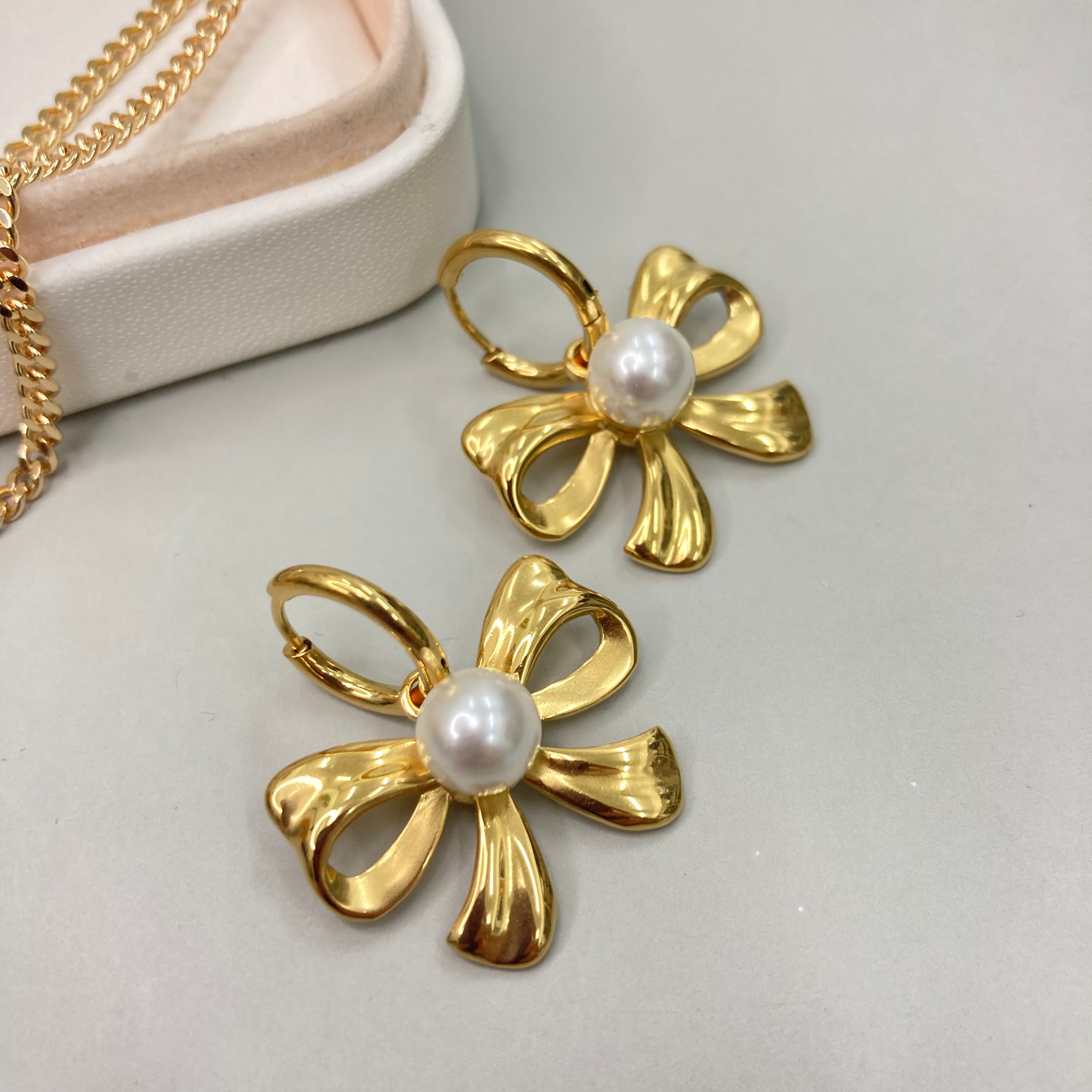 AROS | ARGOLLA CON COLGANTE DE LAZO Y PERLA EN EL CENTRO