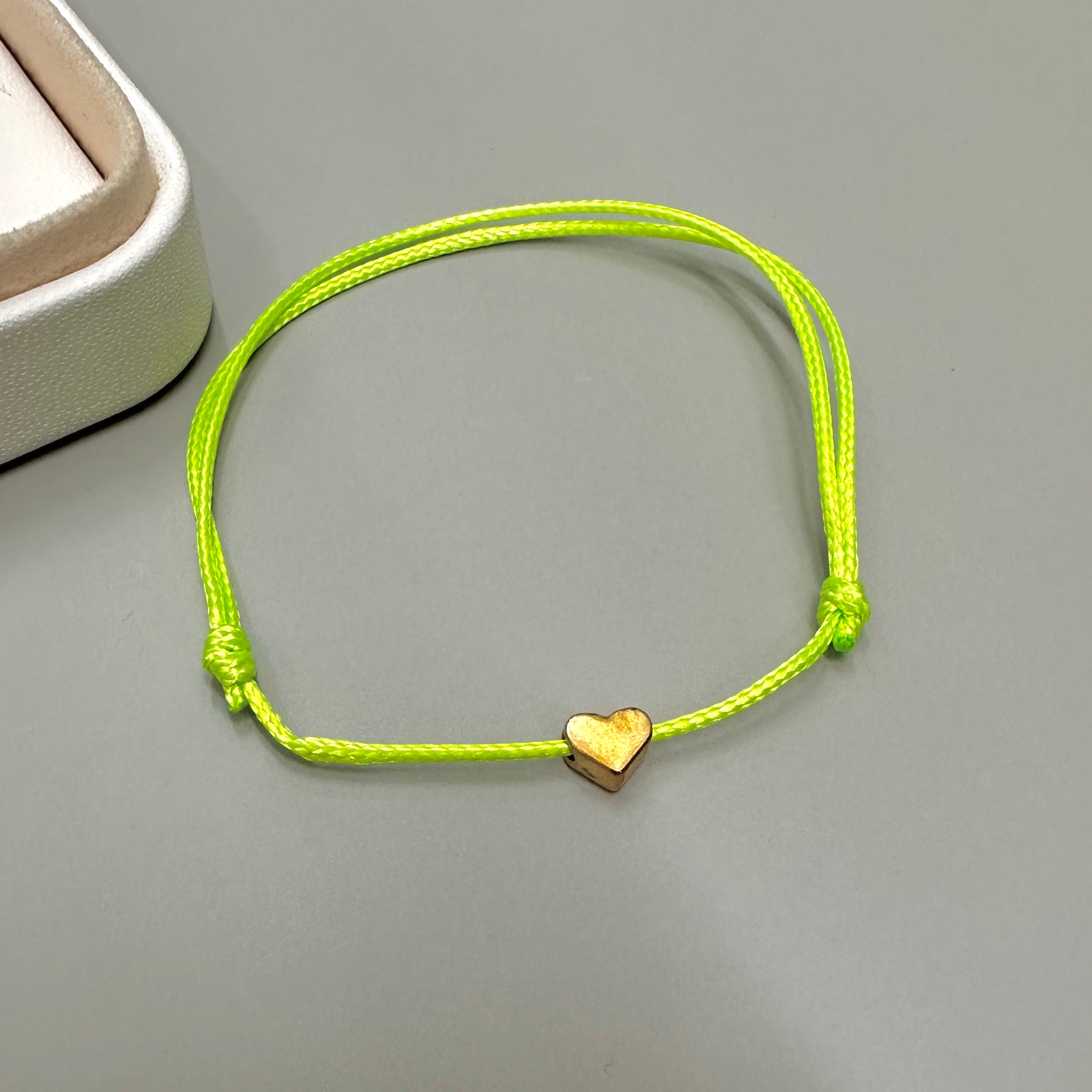 PULSERA CORAZON | HILO VERDE FLUOR