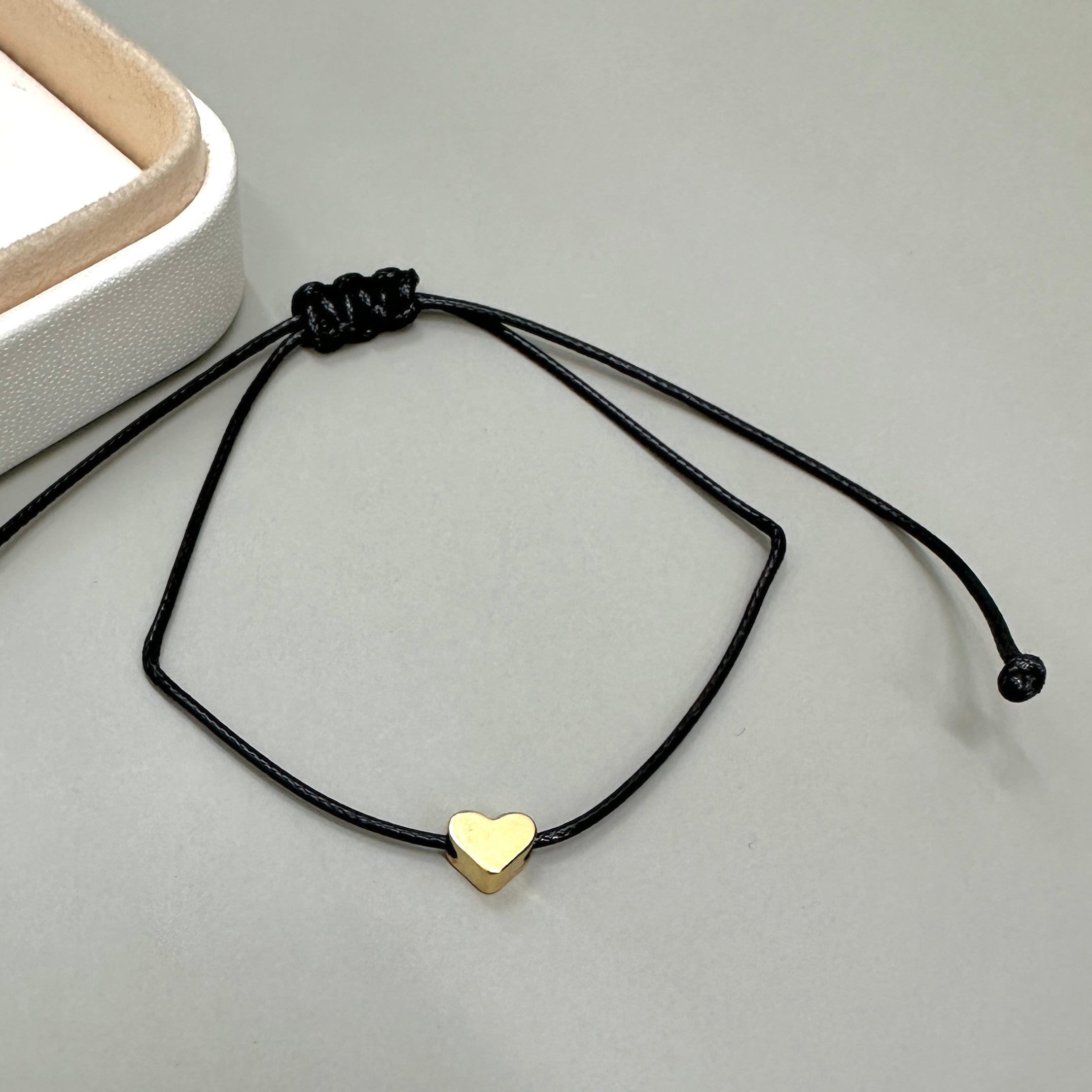 PULSERA CORAZON | HILO NEGRO