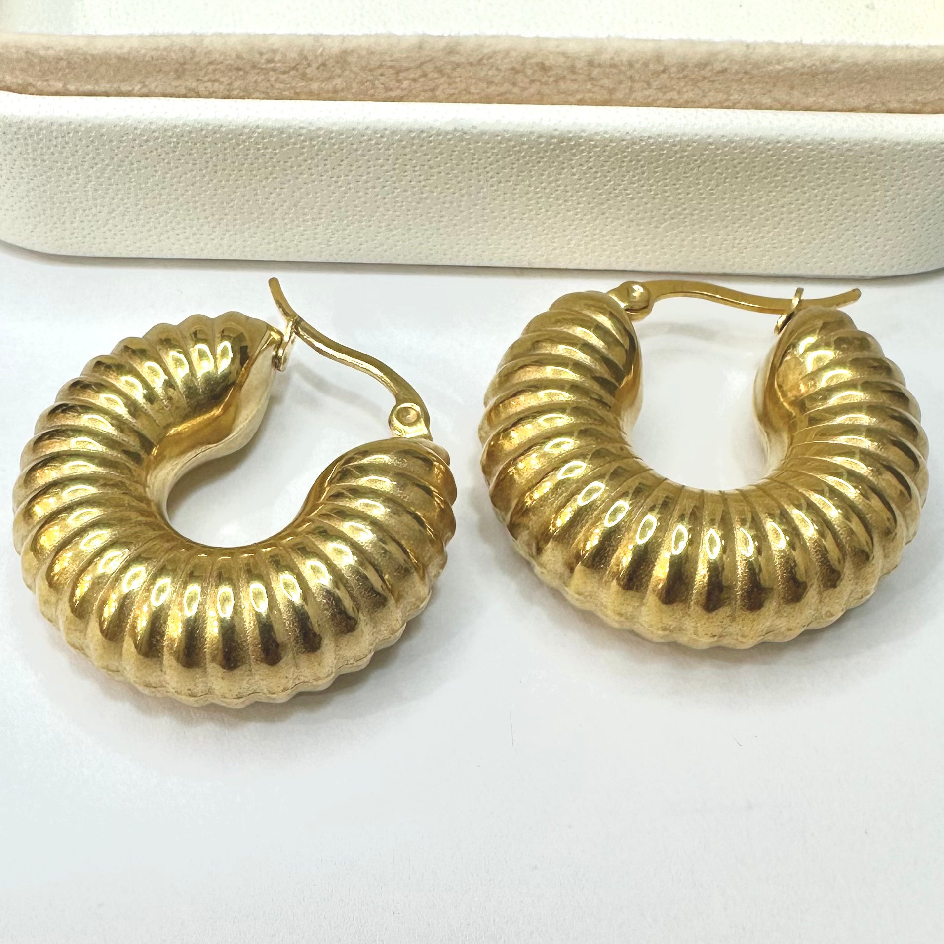 AROS DE BAÑO DE ORO | ARGOLLA BAG CON LINEAS | 30x11MM