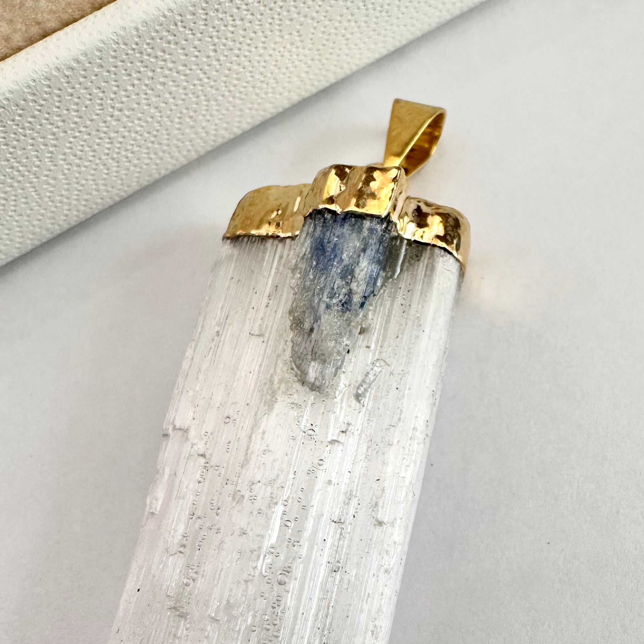 COLGANTE ROCA CUARZO | SODALITA | DORADO | 50MM