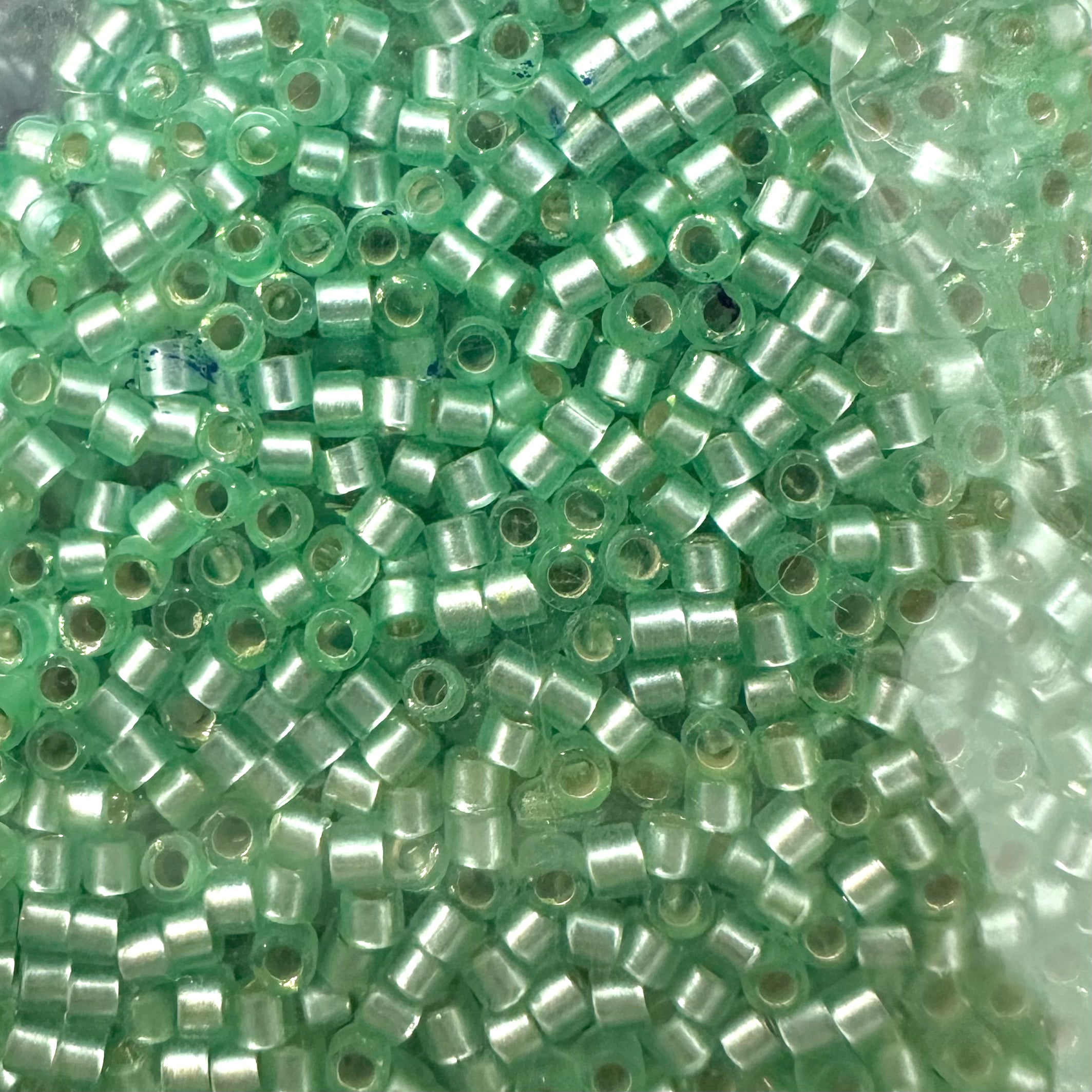 Miyuki Delica Beads 11/0 | 691DB | Silverline verde claro