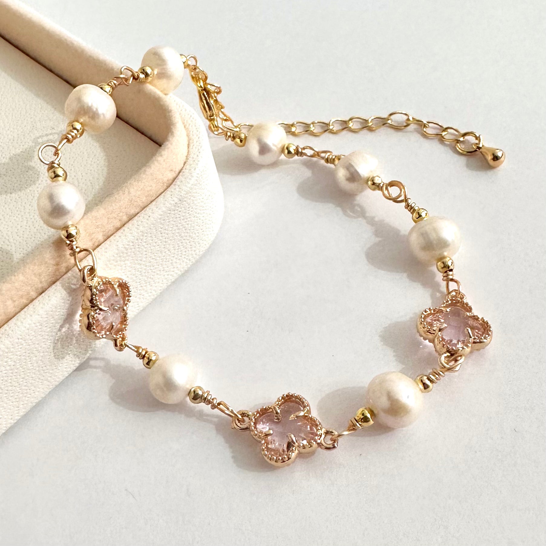 PULSERA TREBOL 4 HOJAS ROSA | PERLAS DE RIO | BAÑO EN ORO 18K | 24CM