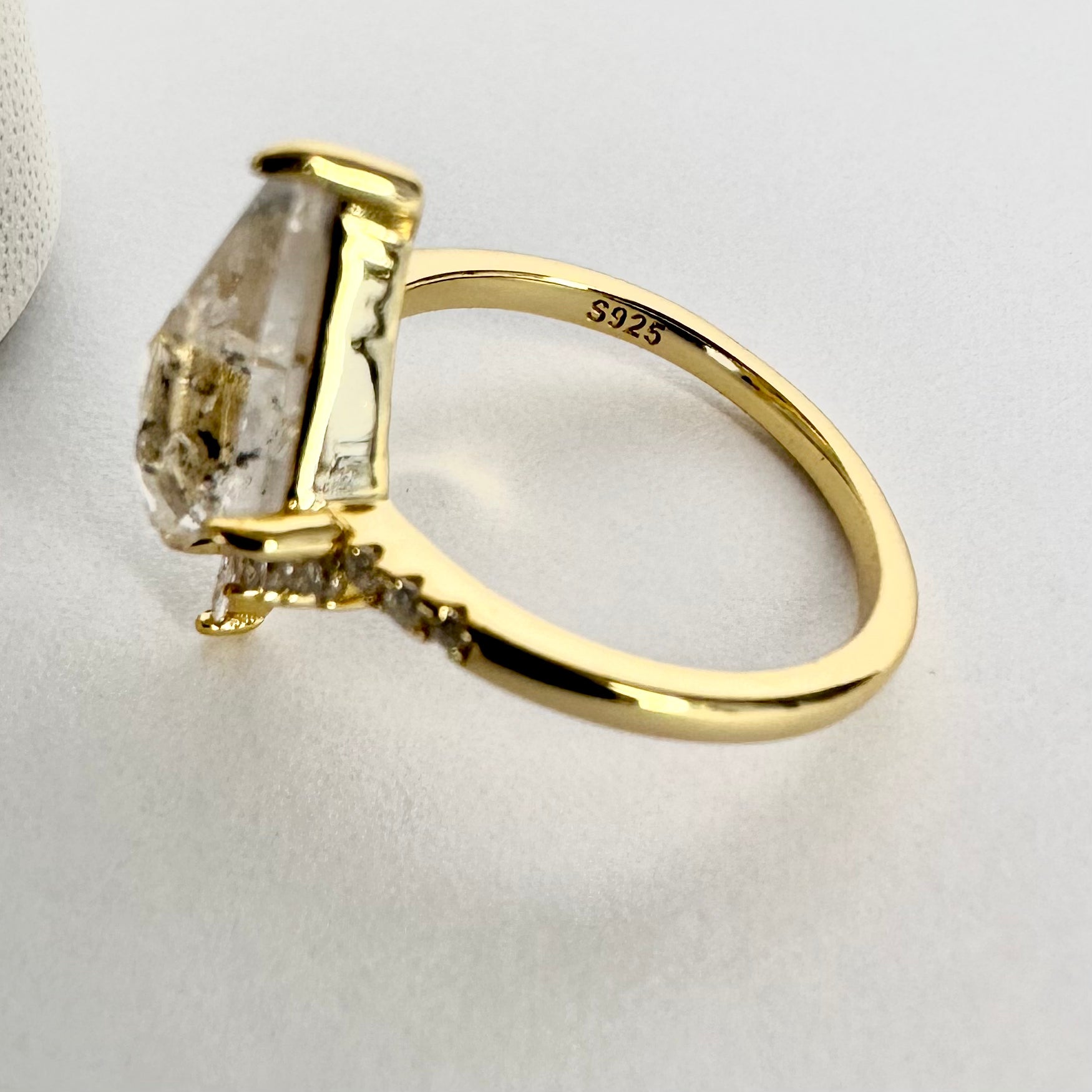 ANILLO “COMETA” | DIAMANTE HERKIMER | BAÑO DE ORO 14K