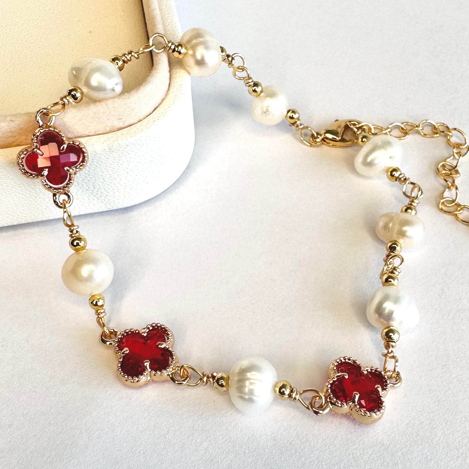 PULSERA TREBOL 4 HOJAS ROJO | PERLAS DE RIO | BAÑO EN ORO 18K | 24CM