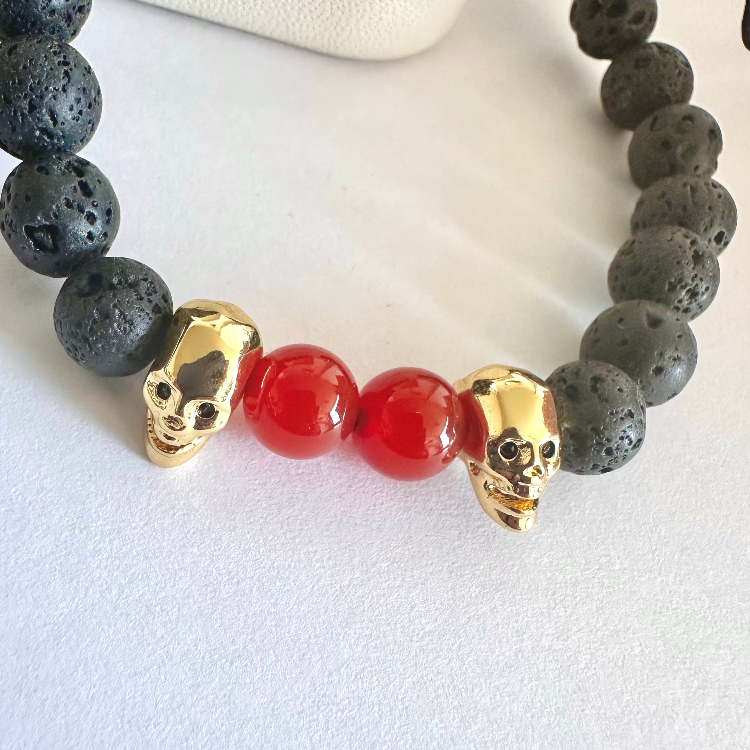 PULSERA HALLOWEEN | 2 CALAVERAS | PIEDRA VOLCANICA Y CORNALINA