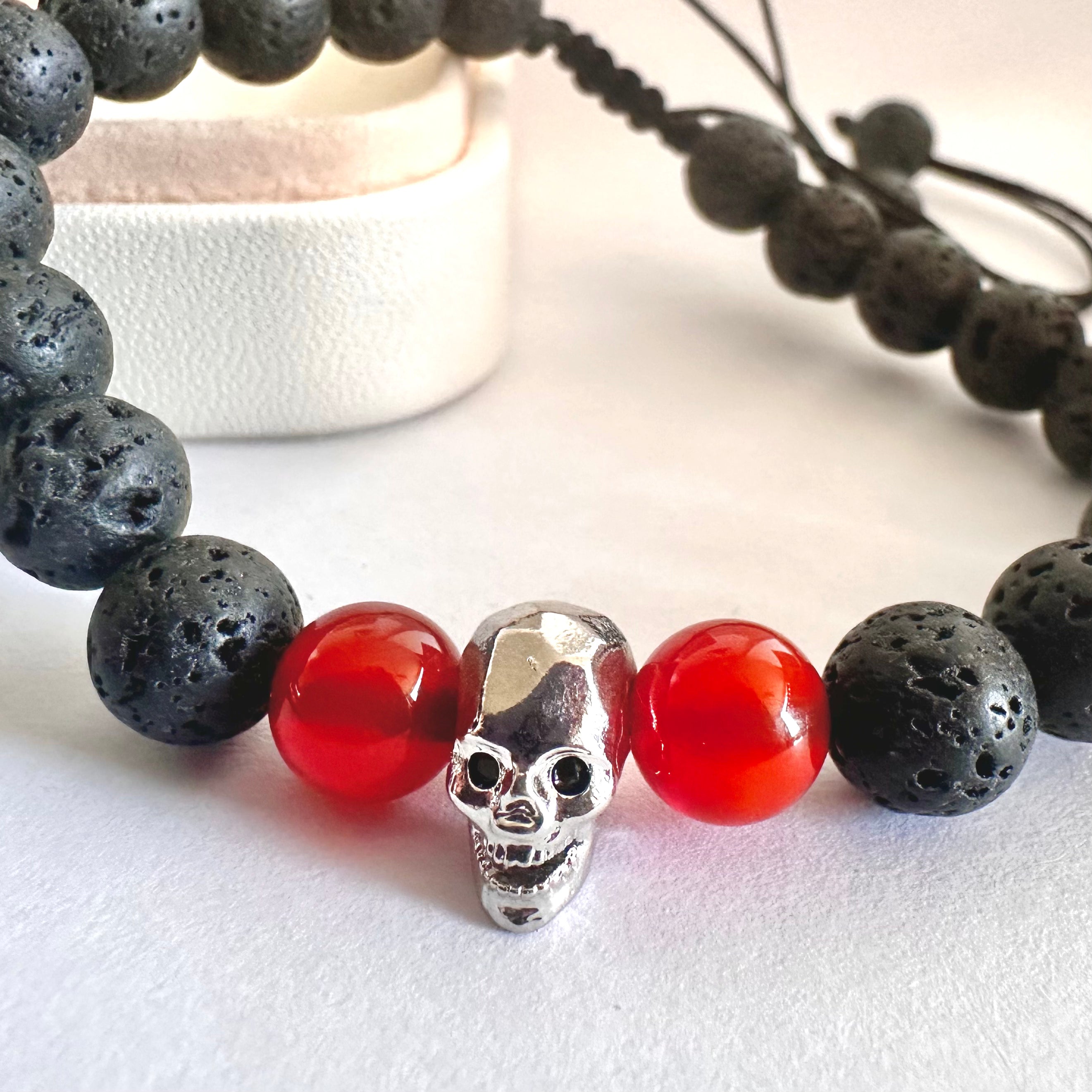 PULSERA HALLOWEEN | 1 CALAVERAS | PIEDRA VOLCANICA Y CORNALINA